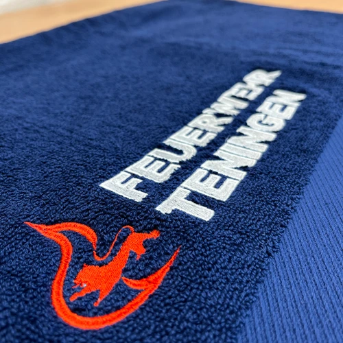 Badetuch navy mit Bestickung in weiß, rot